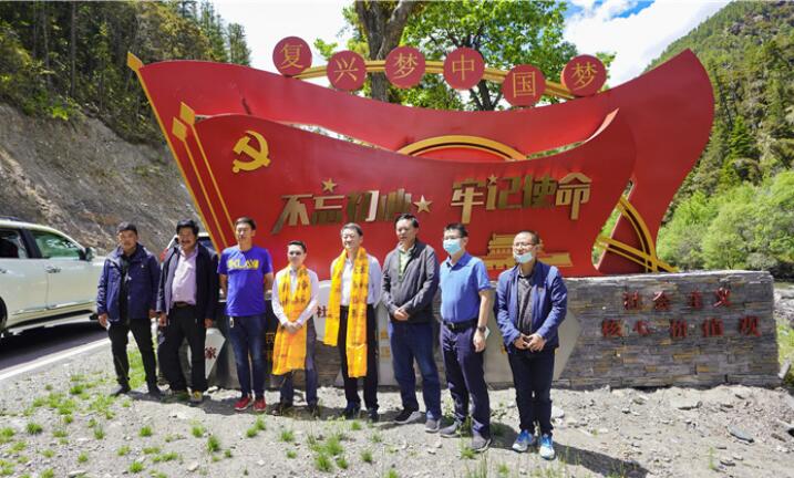 尊龙凯时集团党委书记、董事长任丁率队赴麻格同村推进对口帮扶工作